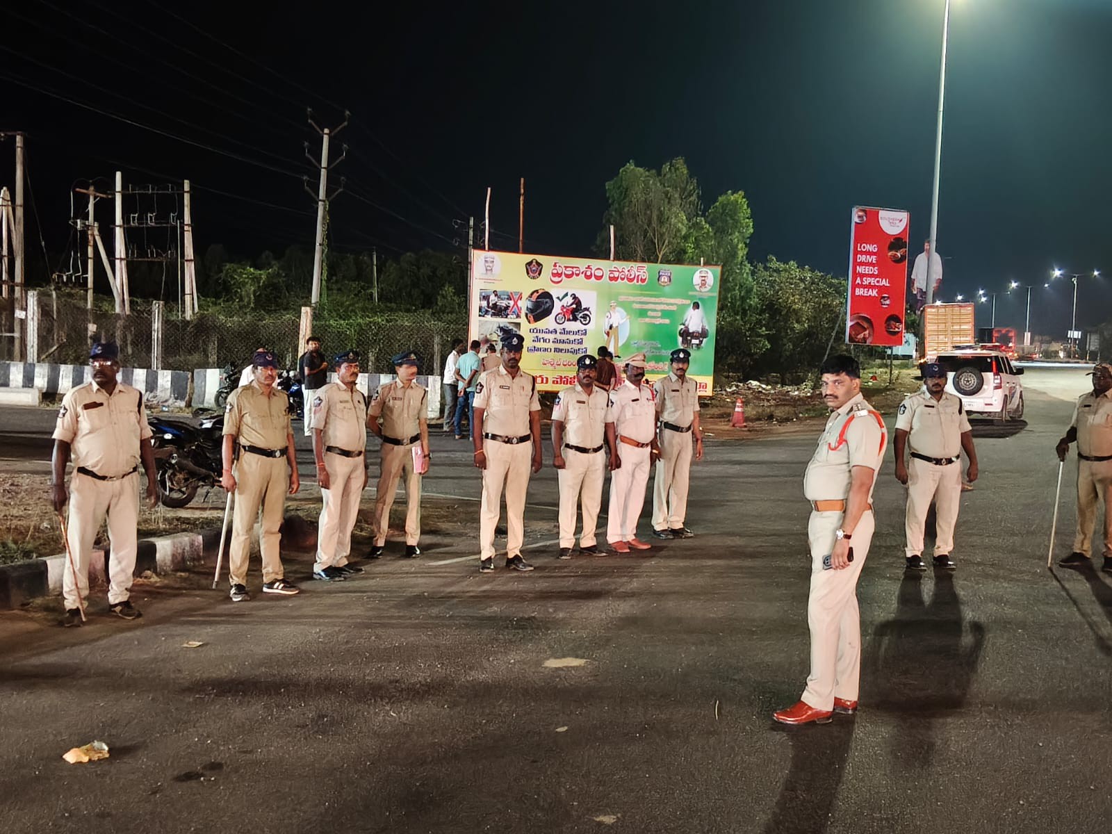 వాహన దారులకు అవగాహన కల్పించిన సీఐ