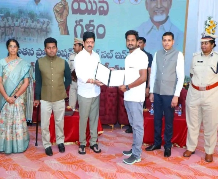 SIలకు నియామక పత్రాలను అందజేసిన మంత్రి