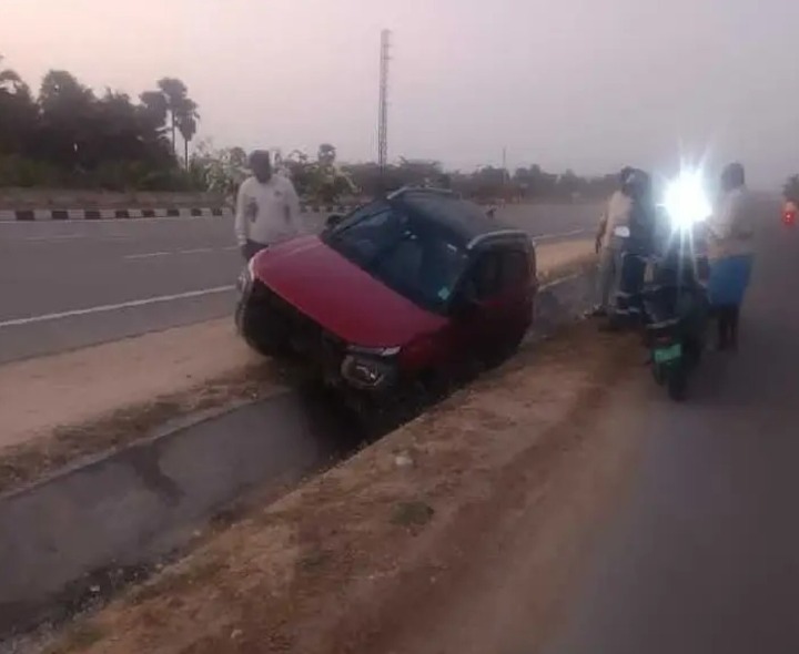 కాలువలో కారు బోల్తా.. తప్పిన ప్రమాదం