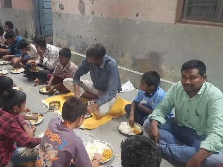 విద్యార్థులతో భోజనం చేసిన..MRO