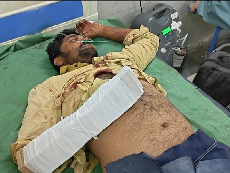 టైరు పగిలి బైక్‌ను ఢీకొన్న ఇన్నోవా