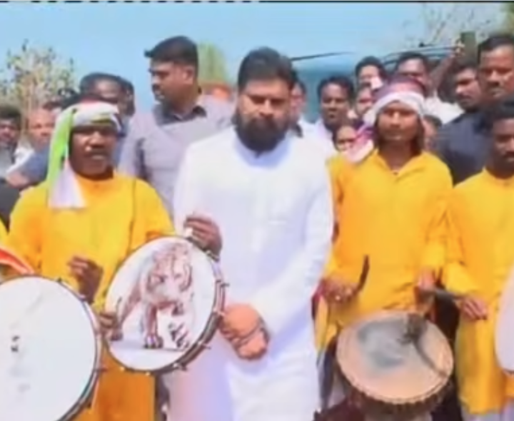 జనసేన జెండా ఆవిష్కరించిన పవన్