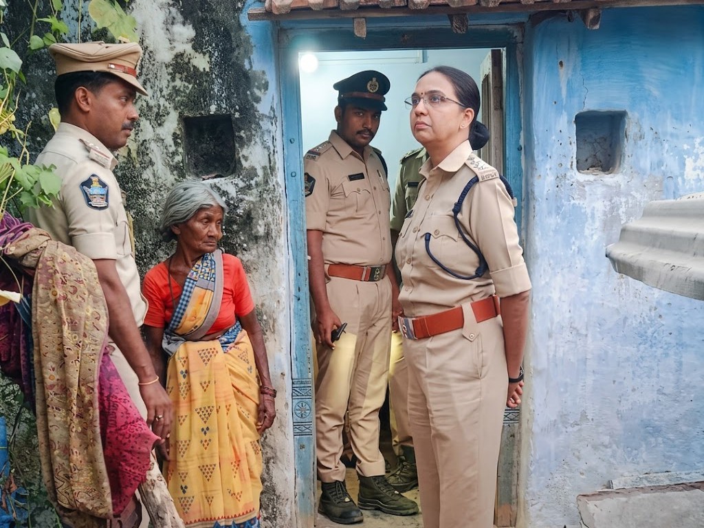 గ్రామంలో పోలీసుల కార్డెన్ సెర్చ్