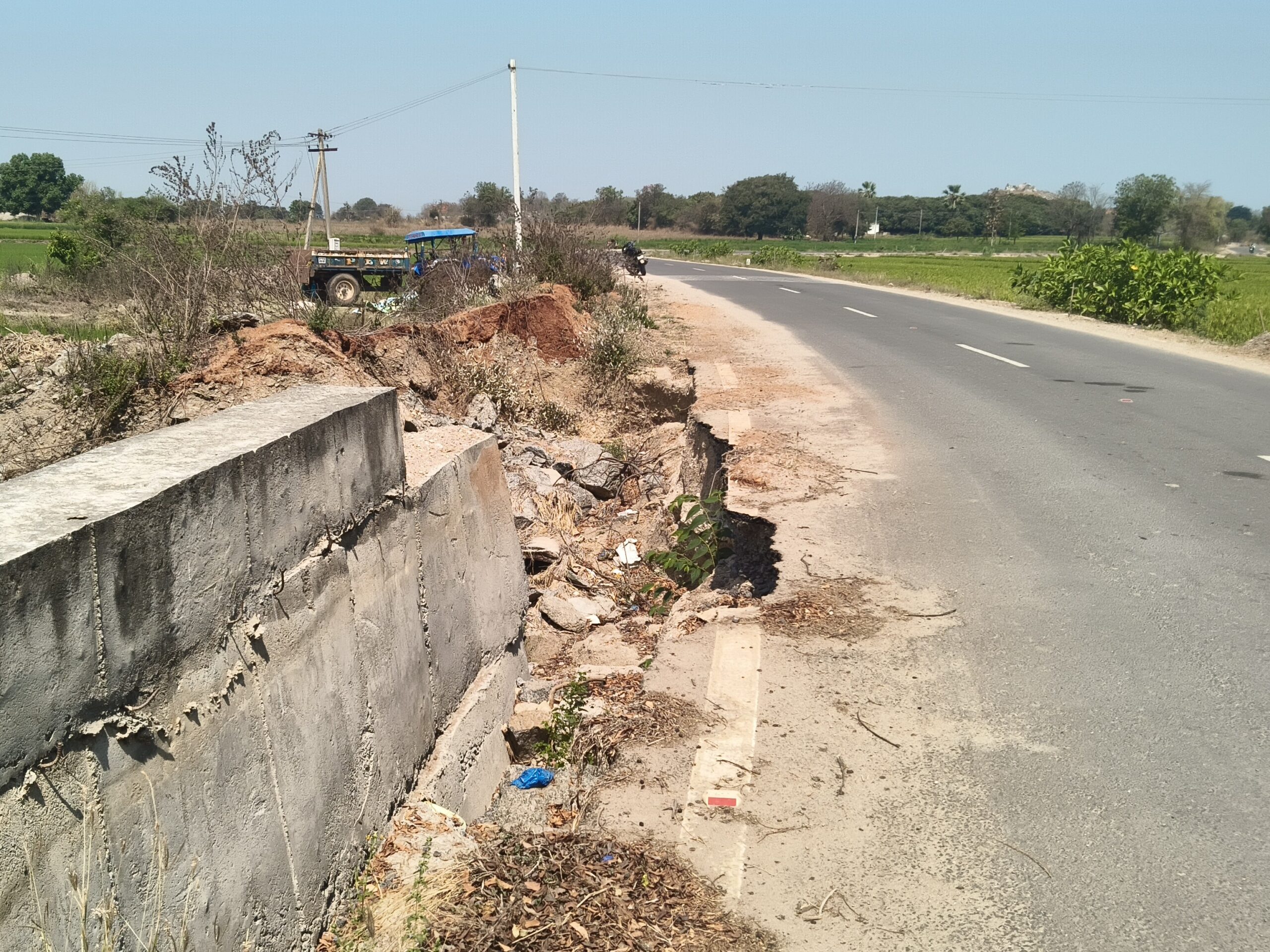 ప్రమాదకరంగా మారిన కొండాపూర్ బైపాస్ రోడ్డు