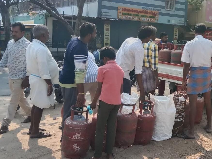 ‘సోమందేపల్లిలో గ్యాస్ కొరతపై అపోహలు నమ్మవద్దు’