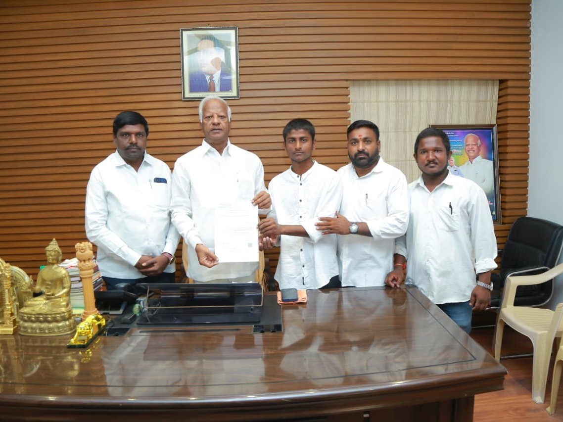 LOC చెక్కును అందజేసిన ఎమ్మెల్యే కడియం