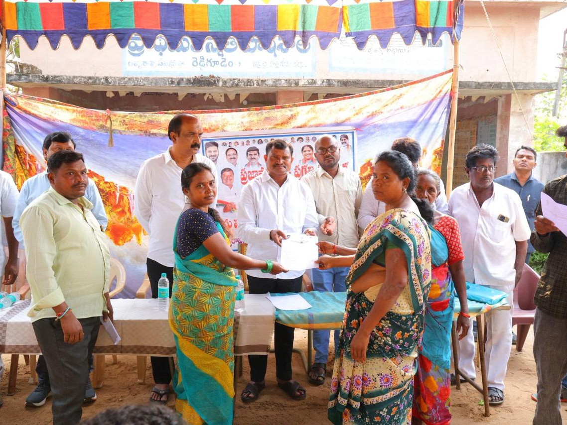 ఇందిరమ్మ ఇళ్ల పట్టాలు అందజేసిన ఎమ్మెల్యే