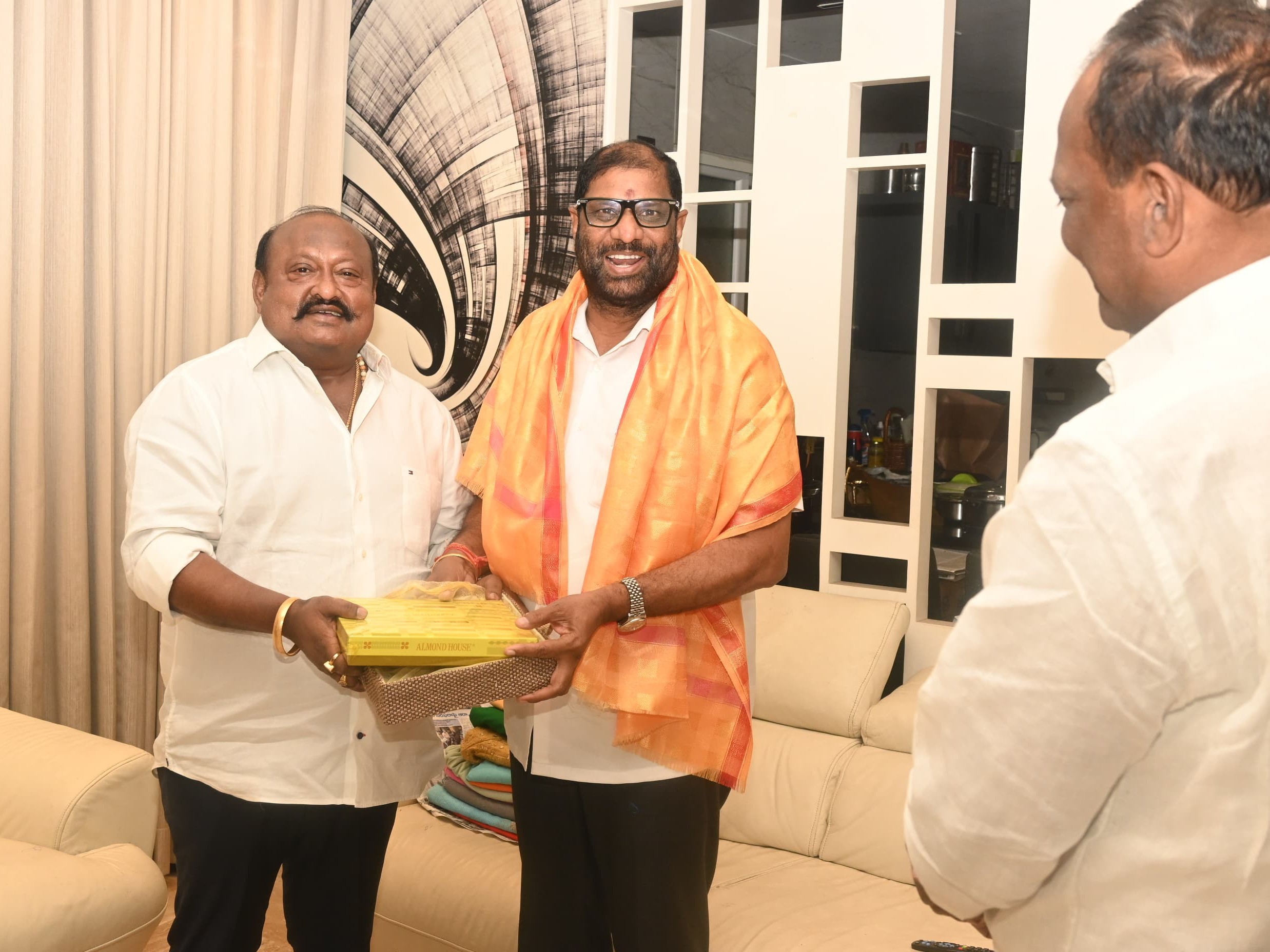 ఎంపీ వద్దిరాజును ఆహ్వానించిన ఎమ్మెల్యే గంగుల