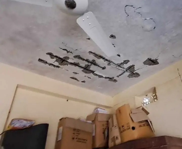 శిథిలావస్థకు చేరుకున్న విద్యుత్ శాఖ కార్యాలయం