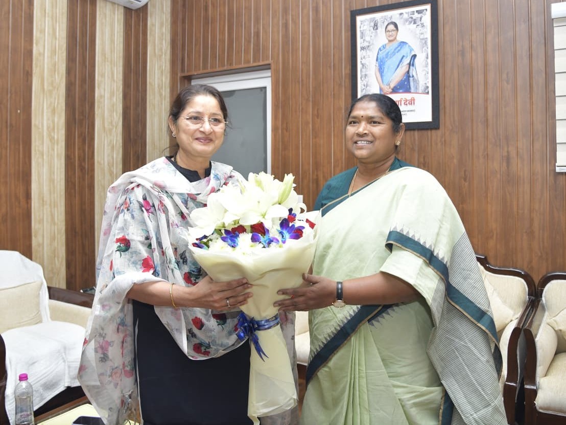 కేంద్ర మంత్రిని కలిసిన మంత్రి సీతక్క