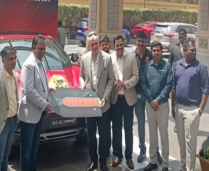 అజిత్‌కు మహీంద్రా స్పెషల్ గిఫ్ట్