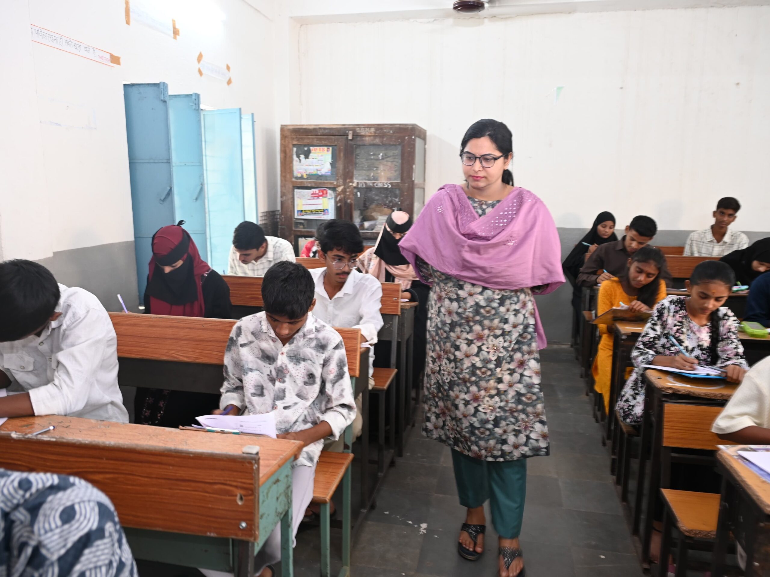 పరీక్షా కేంద్రాలను తనిఖీ చేసిన జిల్లా కలెక్టర్