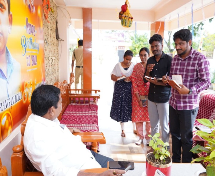 వినతి పత్రాల స్వీకరించిన మంత్రి