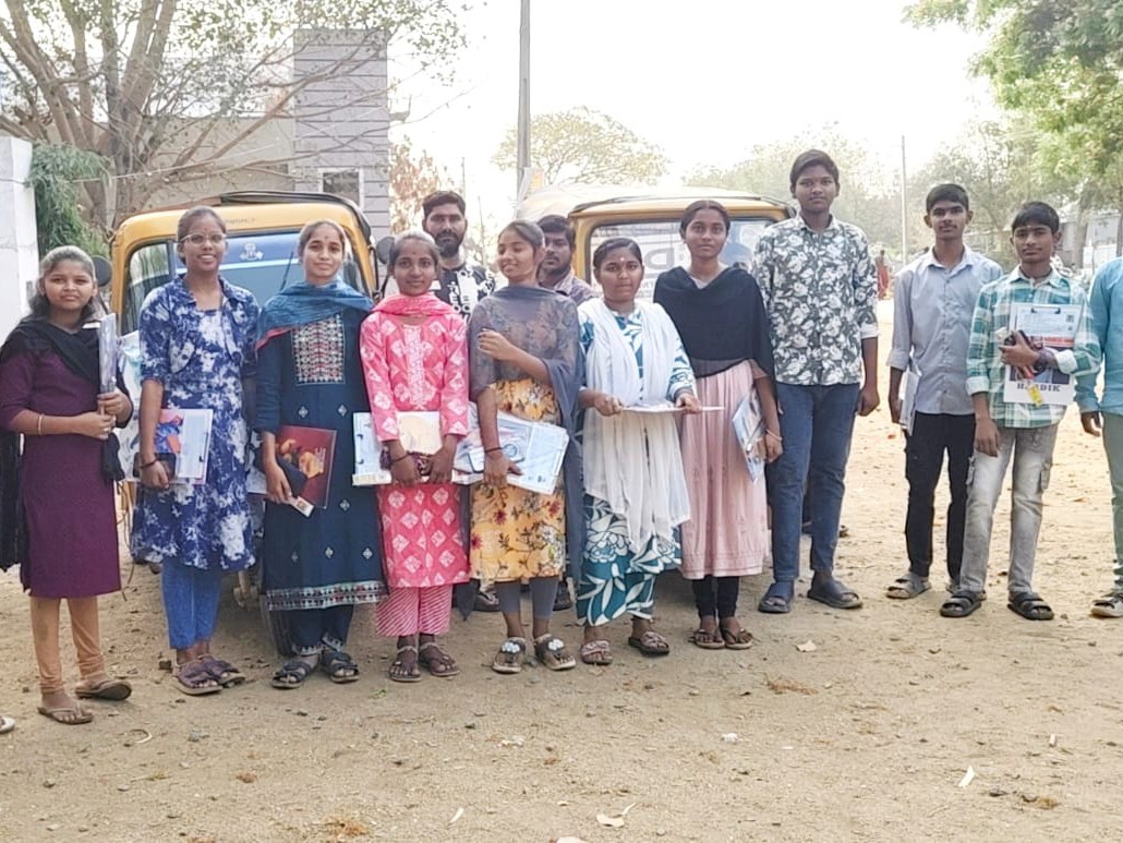 పదవ తరగతి విద్యార్థులకు ఆటోలు ఏర్పాటు