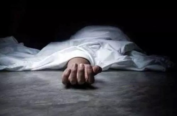 పిల్లల గొంతు నులిమి.. తల్లి ఆత్మహత్య