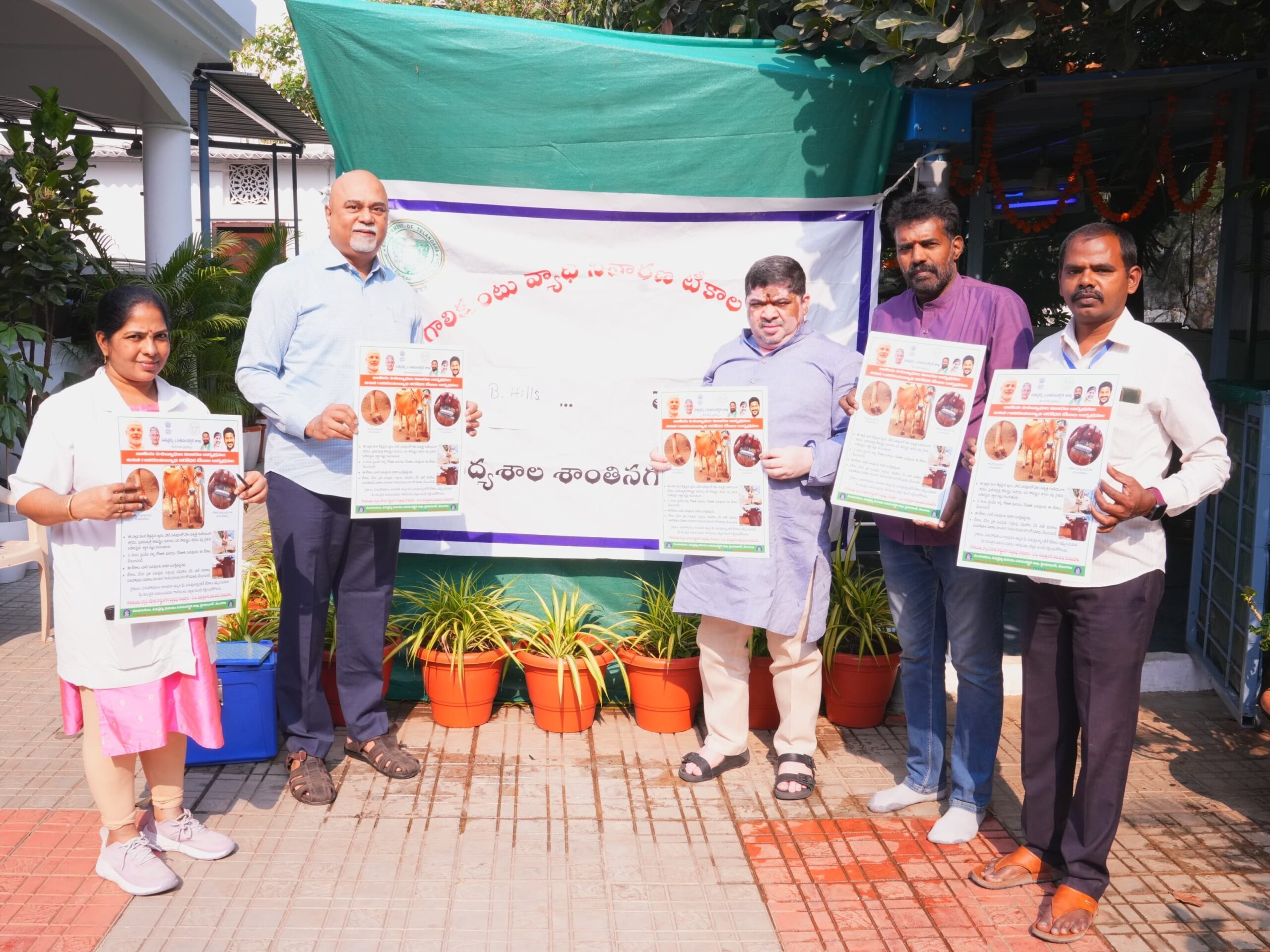 పశువులకు గాలికుంటు టీకాలు వేయించాలి: మంత్రి