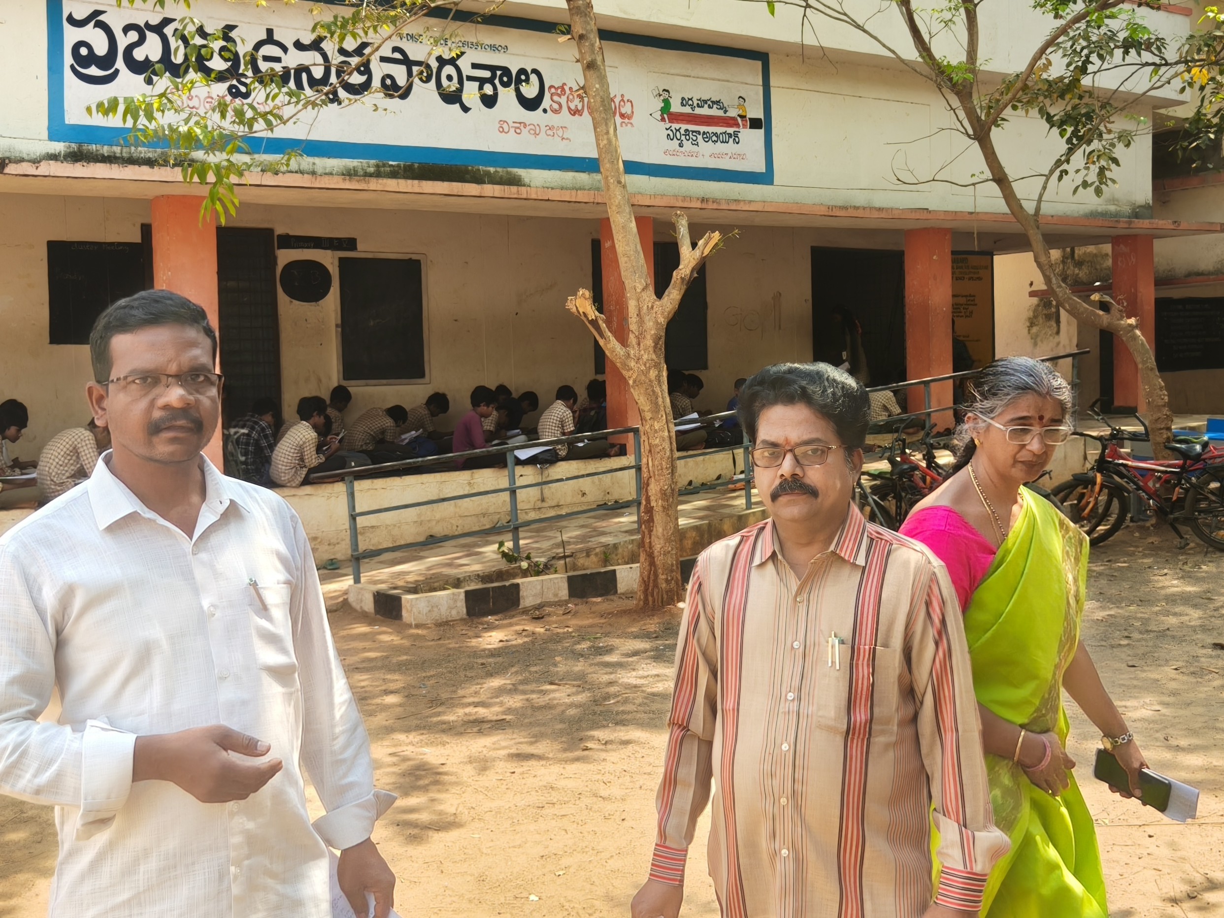 పరీక్ష కేంద్రాలను పరిశీలించిన అధికారులు