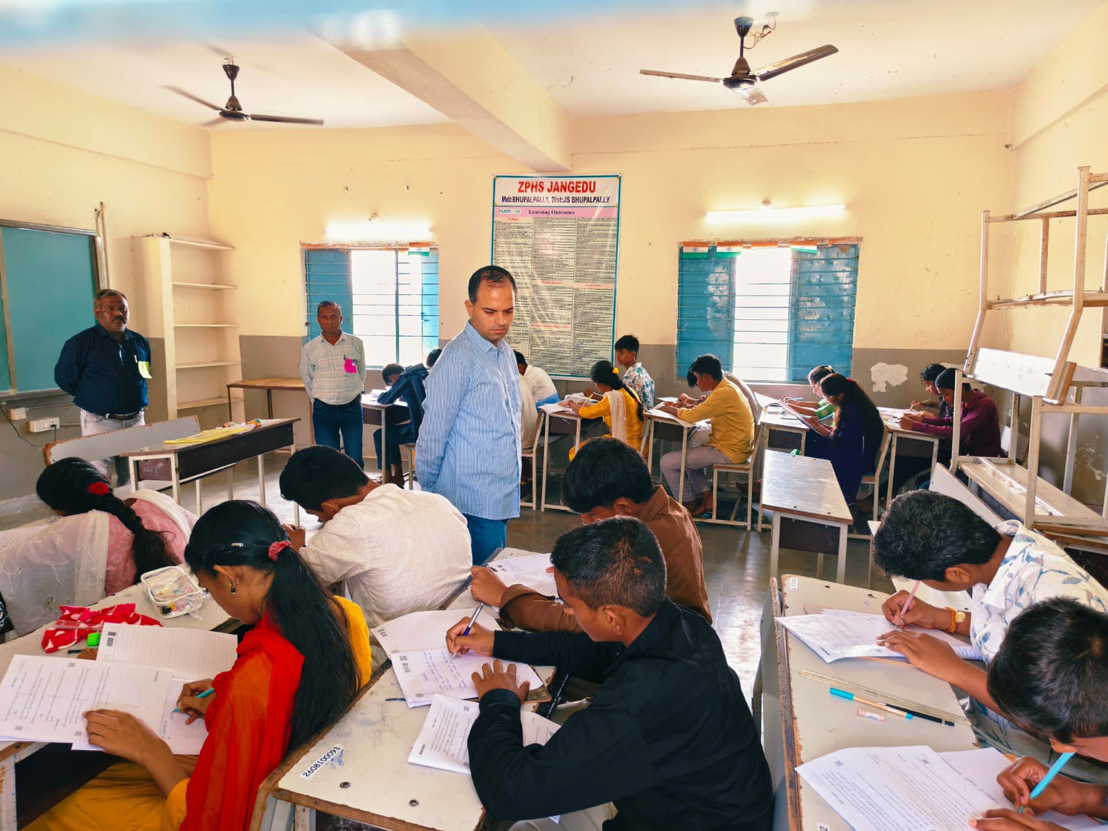 పరీక్ష కేంద్రాన్ని పరిశీలించిన.. జిల్లా కలెక్టర్