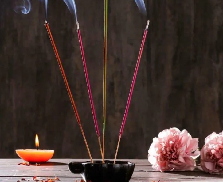 దేవుడి ముందు ఎన్ని అగర్‌బత్తీలు వెలిగించాలంటే..?