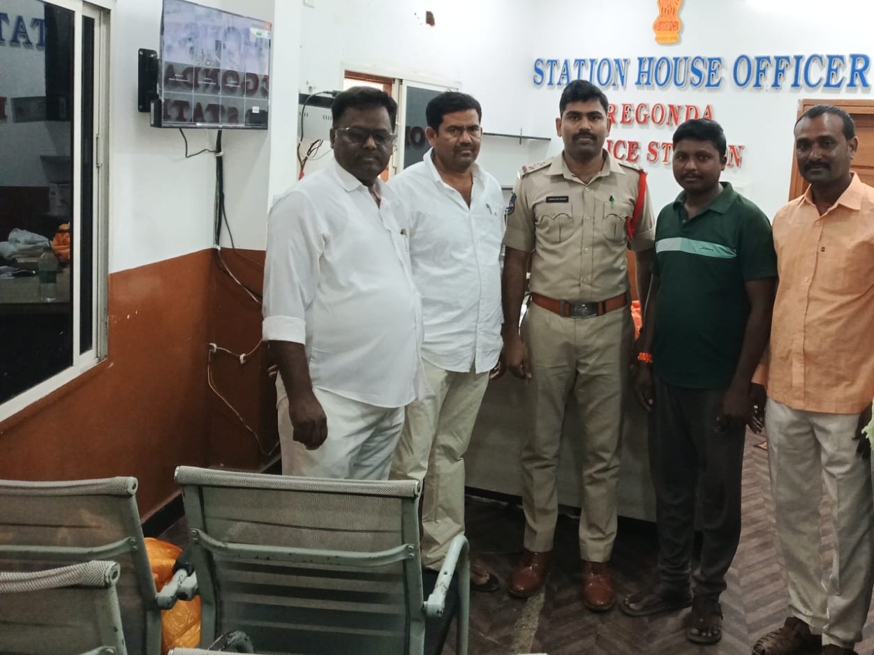 నూతన SIను సన్మానించిన.. సర్పంచ్