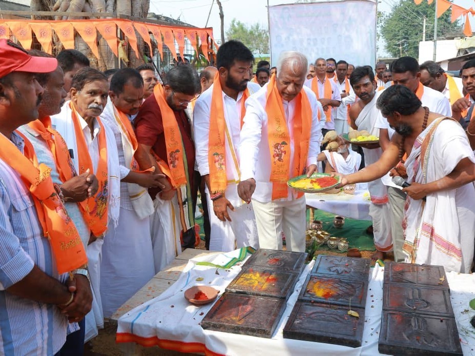 భూమి పూజ చేసిన ఎమ్మెల్యే కడియం