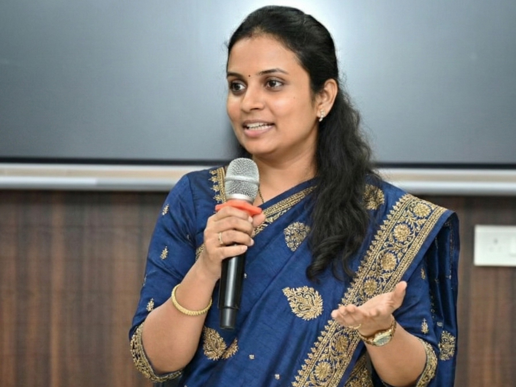 జిల్లాలో గ్యాస్ సిలిండర్ల కొరత లేదు: కలెక్టర్