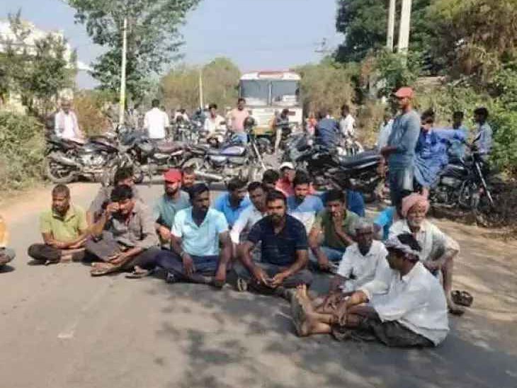 సిద్దిపేట-హుస్నాబాద్ రోడ్డుపై రైతుల ధర్నా