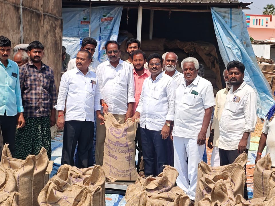 కందుల కొనుగోలు కేంద్రాన్ని పరిశీలించిన ఛైర్మన్