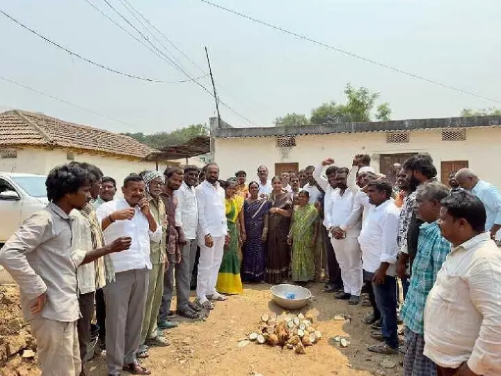 సీసీ రోడ్డు పనులకు ఎమ్మెల్యే శంకుస్థాపన