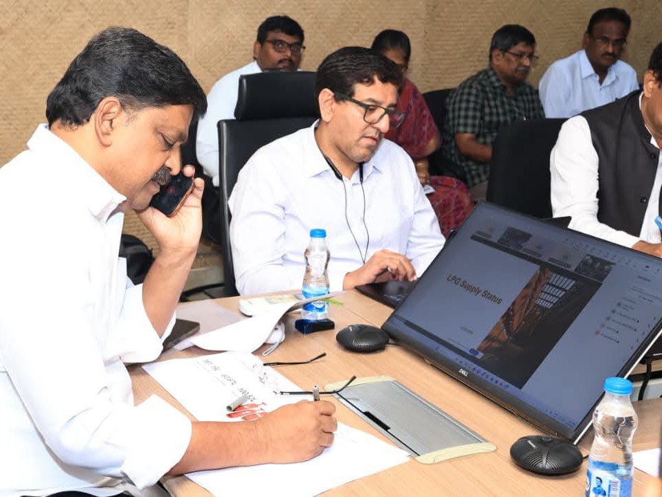 గ్యాస్ సరఫరా ఇబ్బందులపై మంత్రి పయ్యావుల సమీక్ష