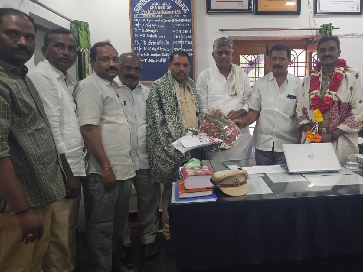 నూతన ఎస్సైను కలసిన వైసీపీ నాయకులు