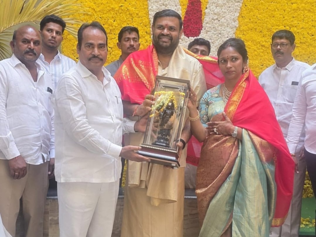 నూతన గృహప్రవేశ కార్యక్రమంలో ఎమ్మెల్యే