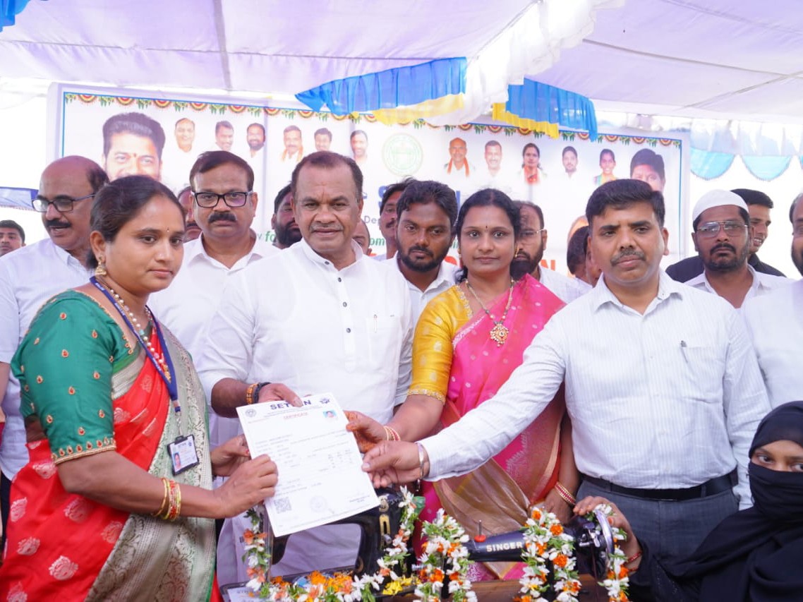 కుట్టు మిషన్లు, సర్టిఫికెట్ల పంపిణీ చేసిన మంత్రి