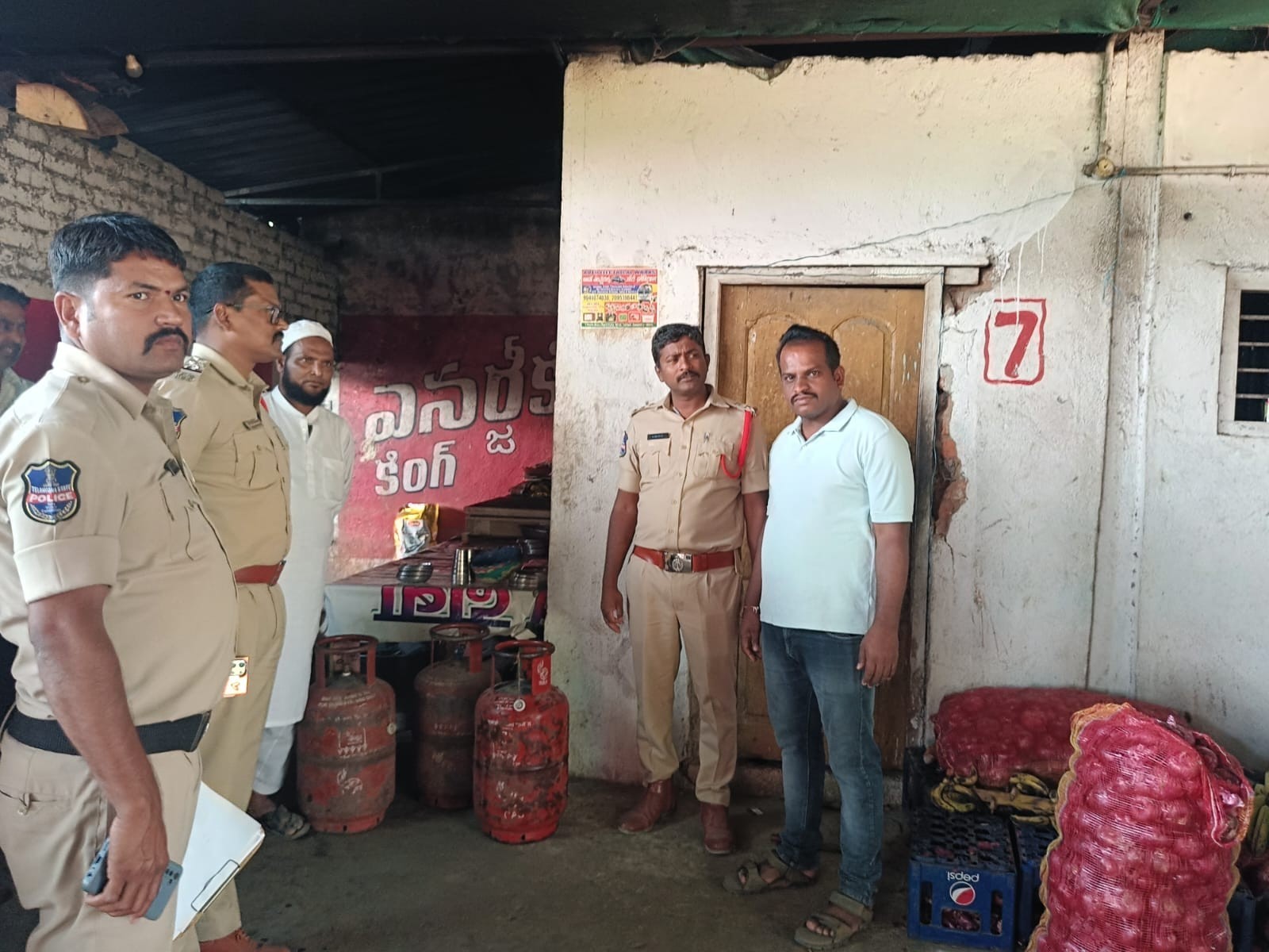 6 సిలిండర్లు సీజ్