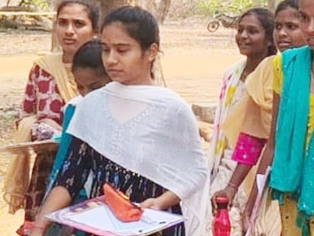 తల్లిదండ్రులు చనిపోయిన విషయం తెలియక పరీక్ష రాసిన కూతురు