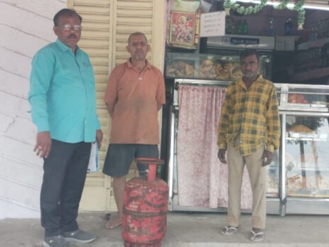 సివిల్ సప్లై అధికారుల దాడులు.. సిలిండర్లు స్వాధీనం