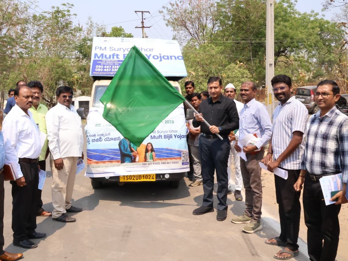 ‘పీఎం సూర్య ఘర్ పోస్టర్‌ను ఆవిష్కరించిన కలెక్టర్’