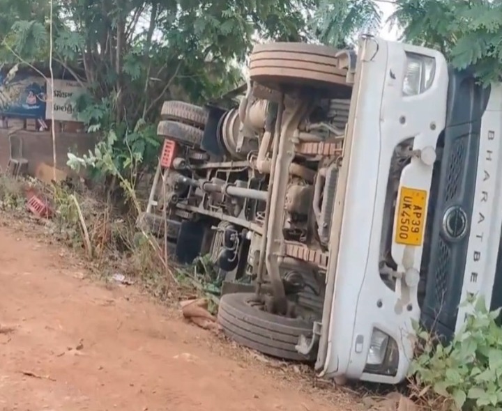 అదుపుతప్పి లారీ బోల్తా.. తప్పిన ప్రమాదం..!