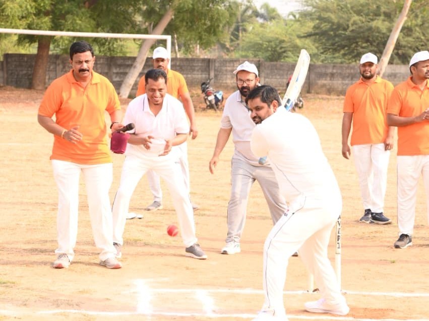 బ్యాట్ పట్టి క్రీడాకారులను ఉత్సాహపరిచిన కలెక్టర్