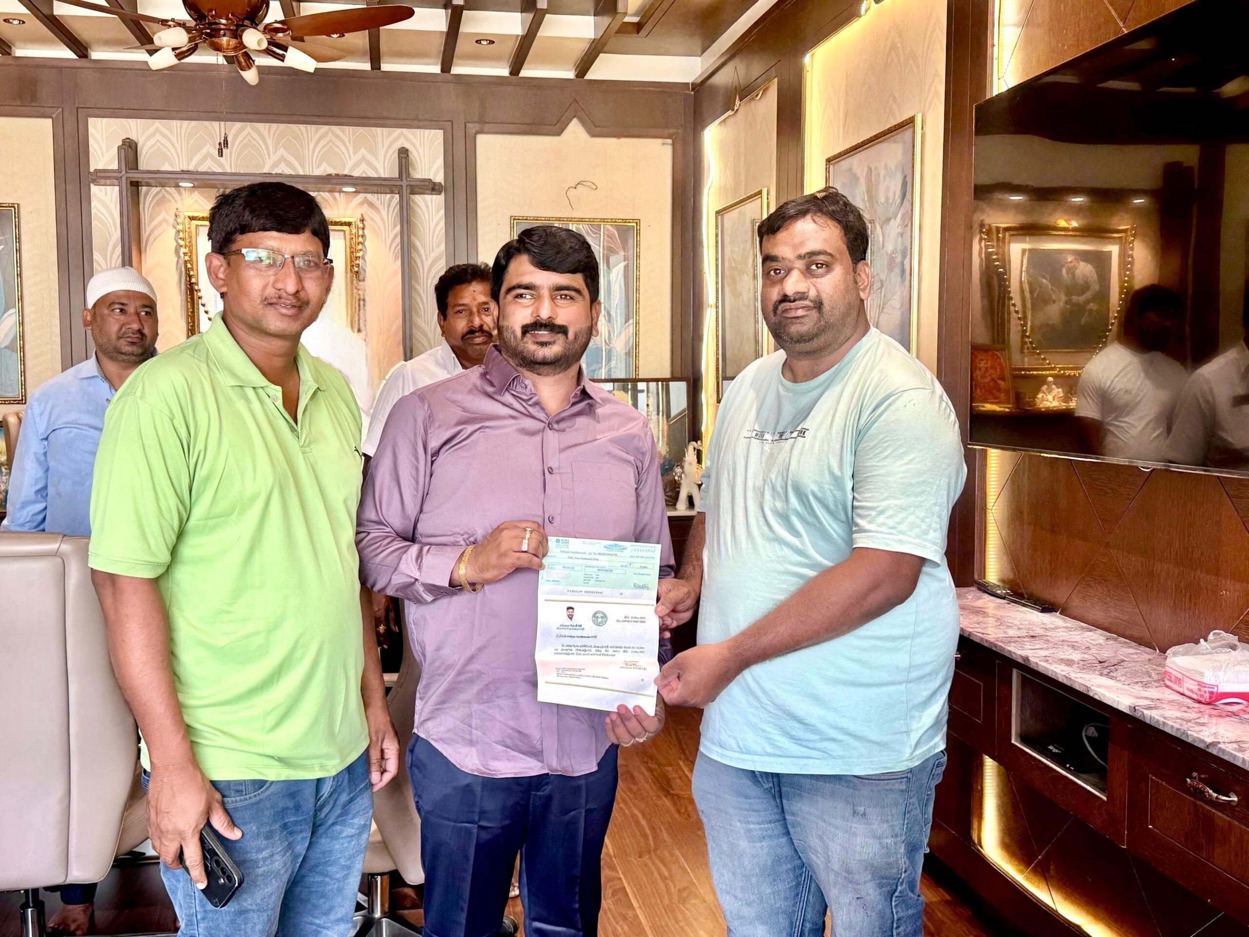 CMRF పంపిణీ చేసిన కాంగ్రెస్ నేత