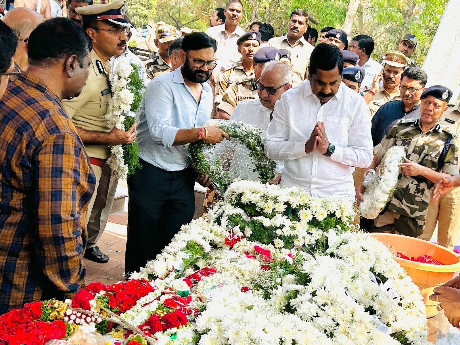 మాజీ DGP పార్థివ దేహానికి నివాళులర్పించిన MLA