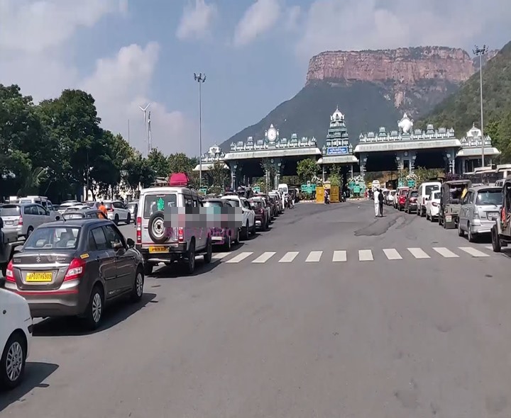 వారాంతపు సెలవులు.. తిరుమలలో వాహనాల రద్దీ