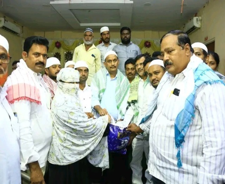 రంజాన్ తోఫా కిట్లను పంపిణీ చేసిన ఎంపీ