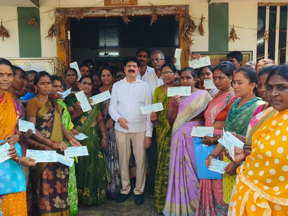 కళ్యాణలక్ష్మి చెక్కులను పంపిణీ చేసిన ఎమ్మెల్యే