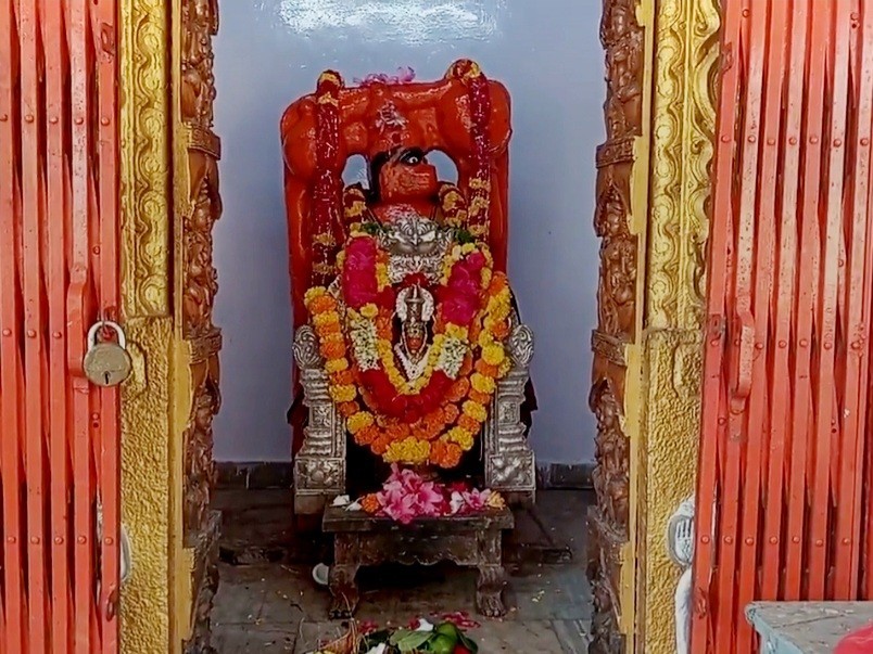 వీరాంజనేయ స్వామికి ప్రత్యేక పూజలు