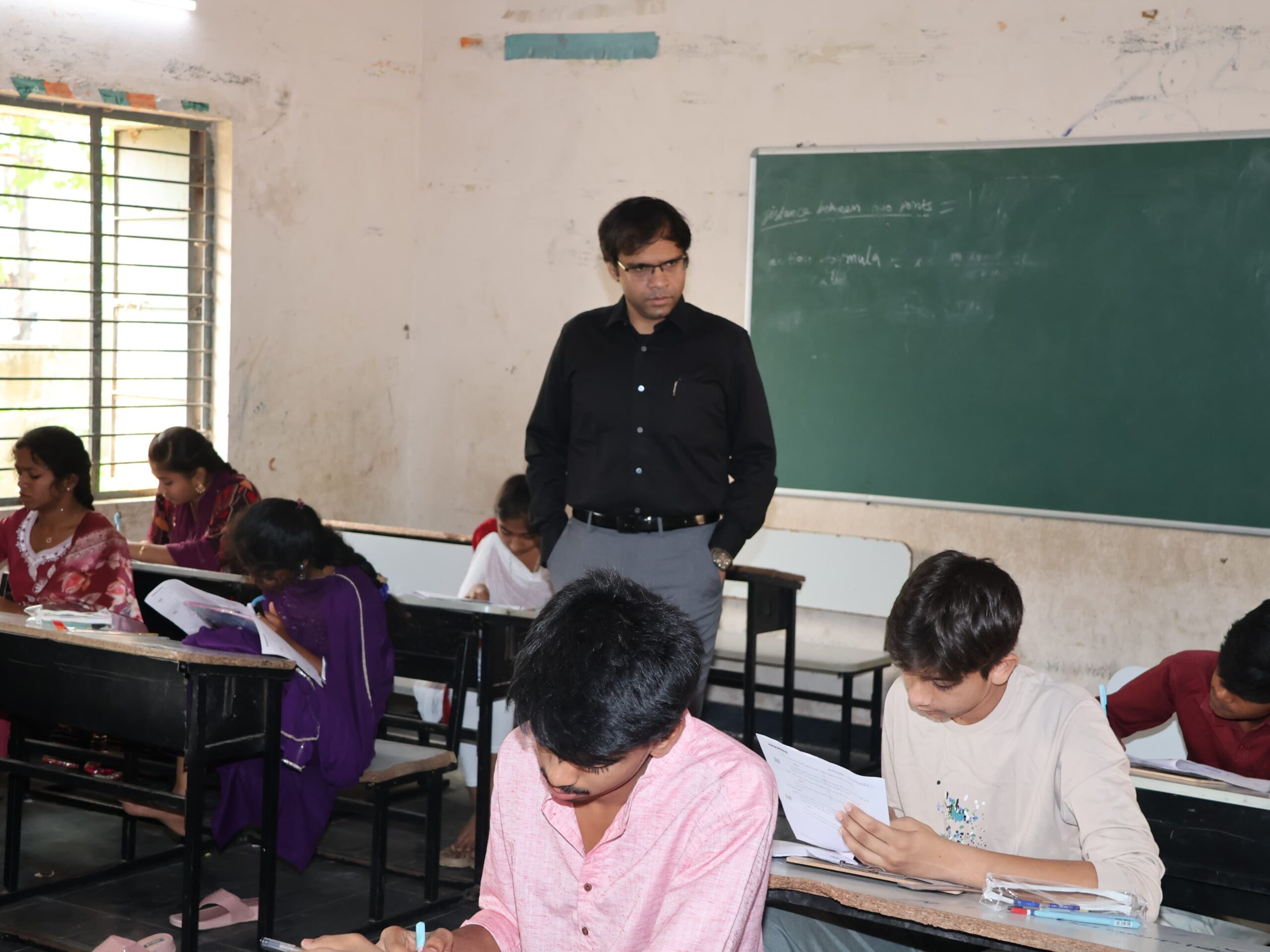 పరీక్ష కేంద్రాలను తనిఖీ చేసిన జిల్లా కలెక్టర్