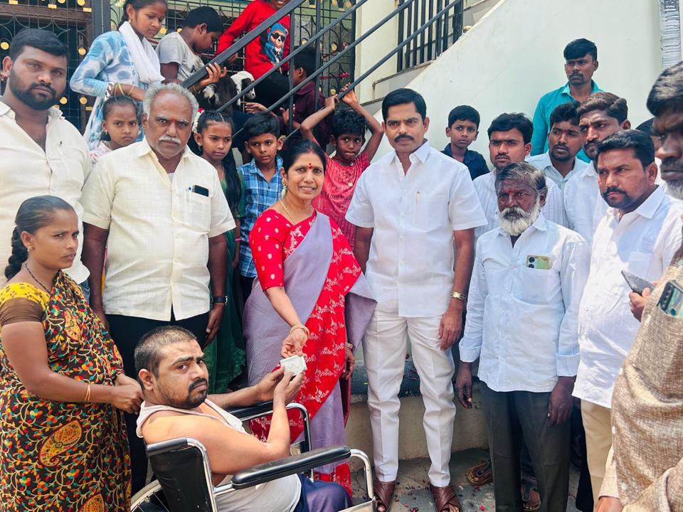 వికలాంగుడికి అండగా నిలిచిన బీసీ ఇందిరా రెడ్డి..!