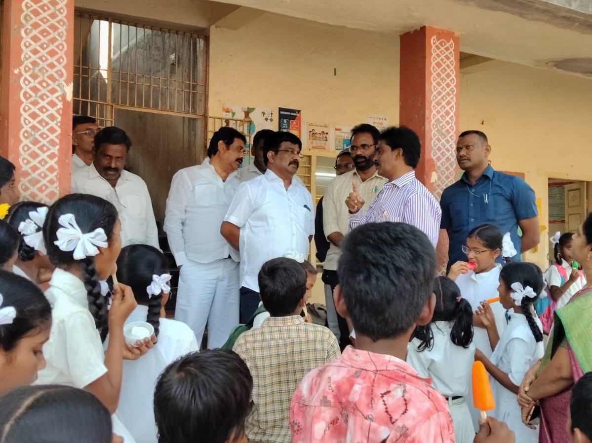 పాఠశాలను ఆకస్మికంగా తనిఖీ చేసిన ఎమ్మెల్యే