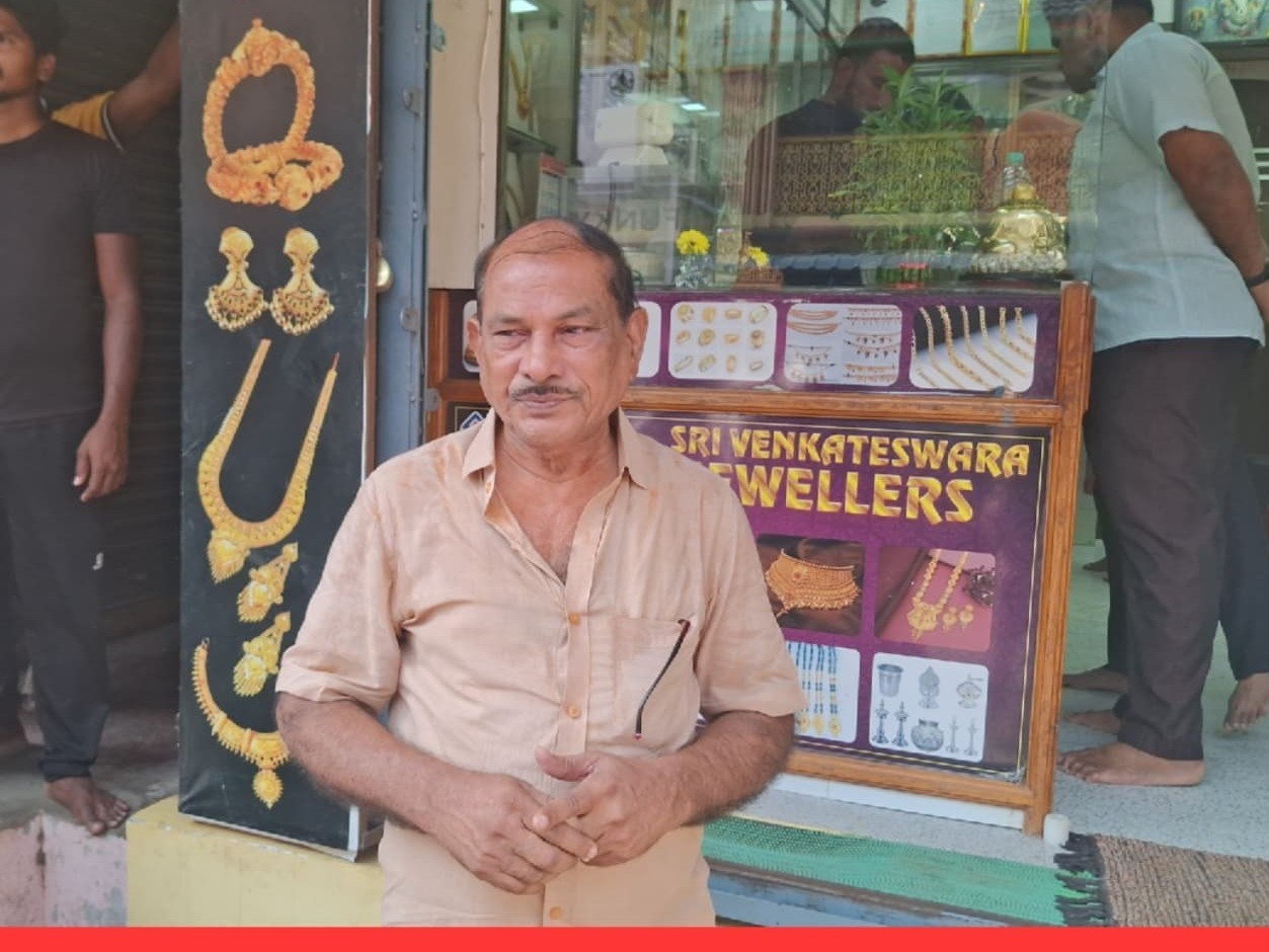 సూళ్లూరుపేటలో జువెలరీ షాపులో దోపిడి.!