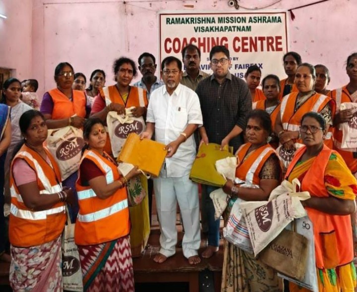 పారిశుధ్య కార్మికులకు ఉగాది కానుక‌